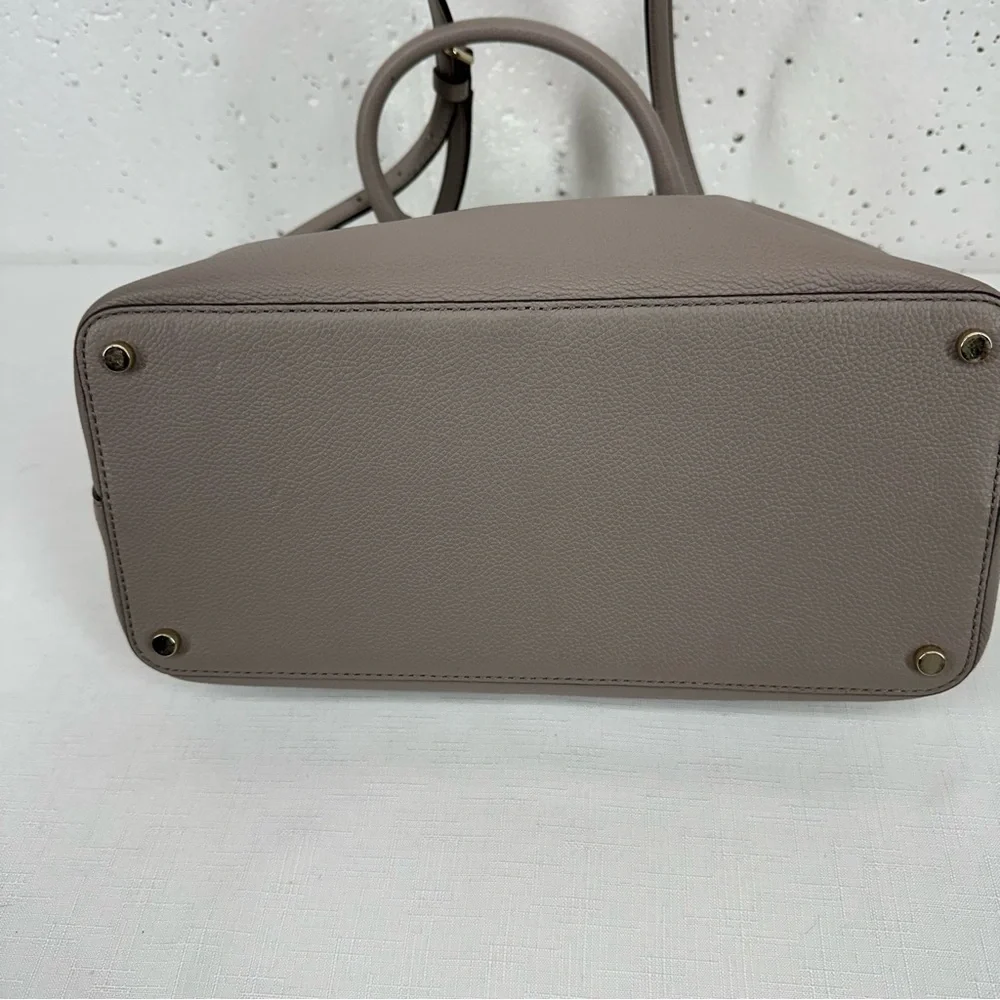 Kate Spade Taupe Larchmont Avenue Pebbled Leather Satchel Crossbody Bag Purse - Picture 7 of 16